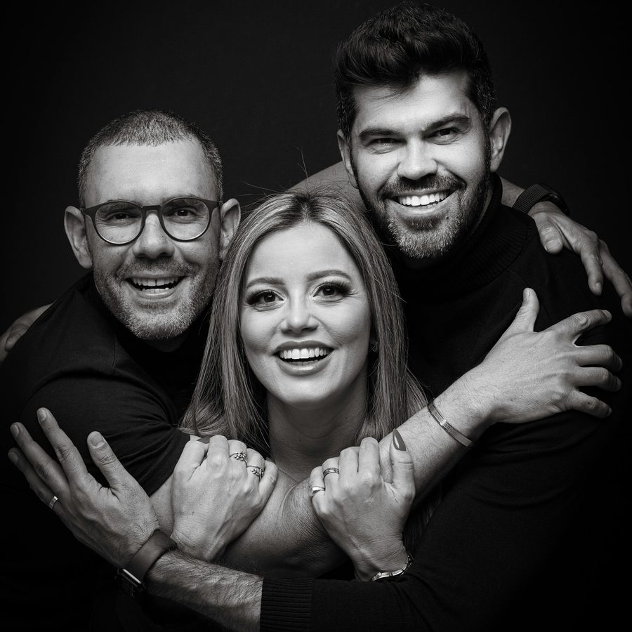 Retrato em preto e branco da equipe do estúdio