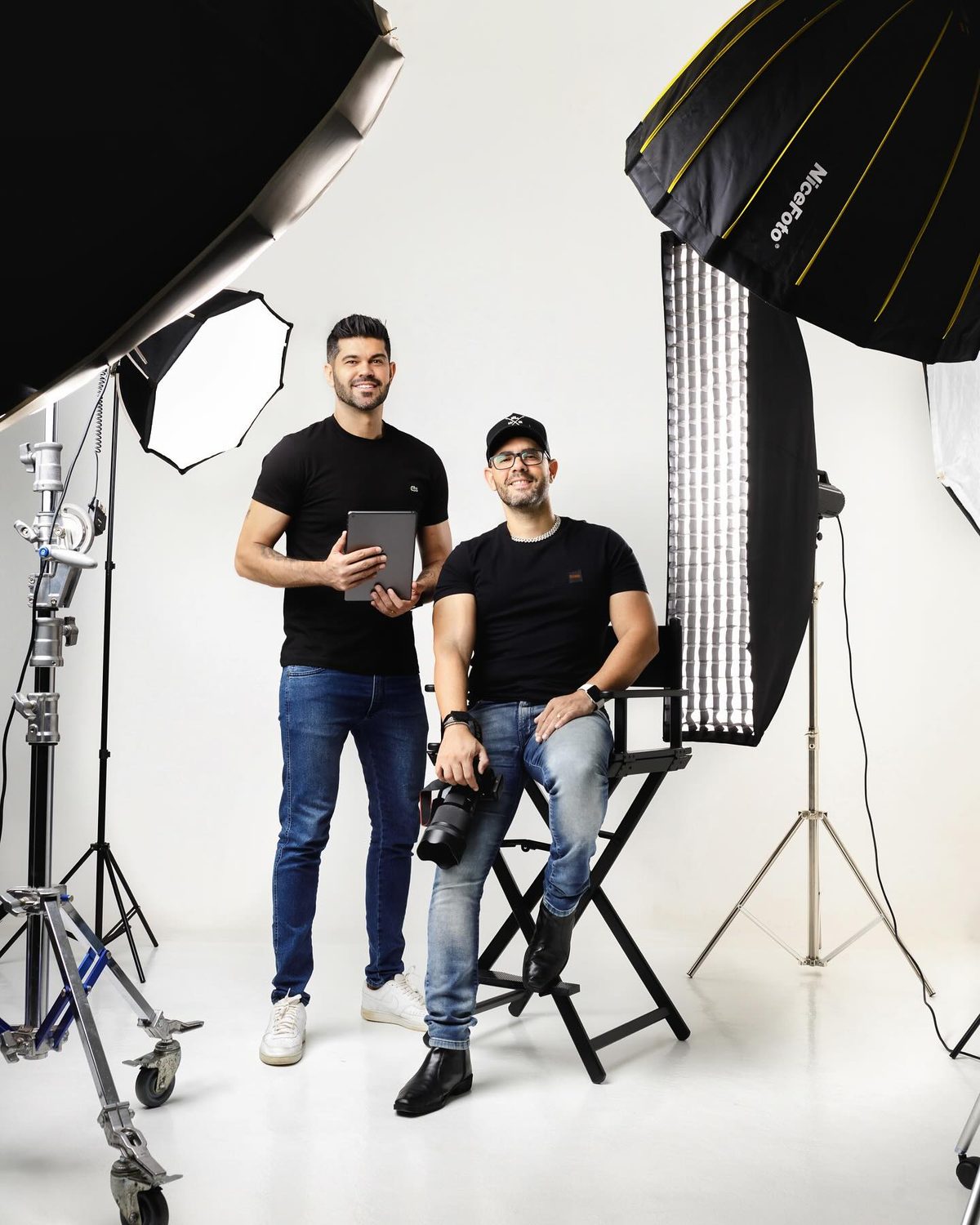 Danilo e Fábio no estúdio, cercados pelos softboxes montados para um ensaio